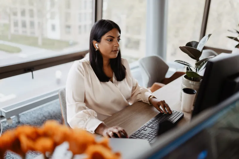 Haimanti aan het werk aan een Magento webshop