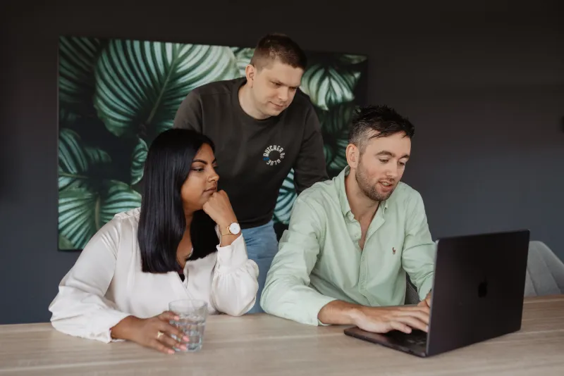 Het Linted team bekijkt code samen